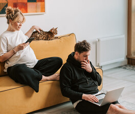 Frau mit Katze