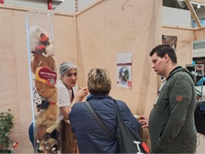 L'équipe BEready s'entretient avec les visiteurs de la BEA