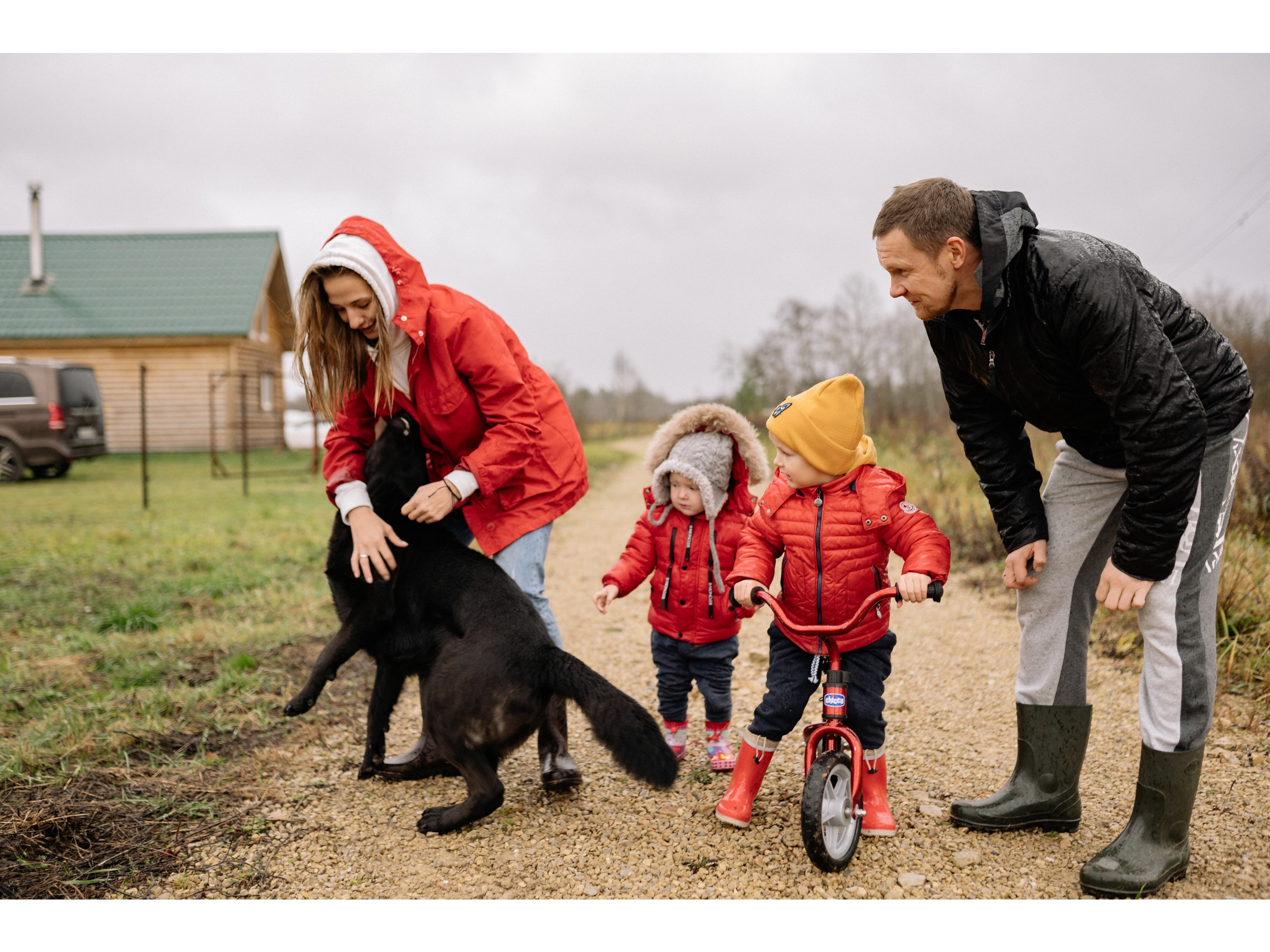 Image symbolique – Famille avec enfants et animaux domestiques © Pexels